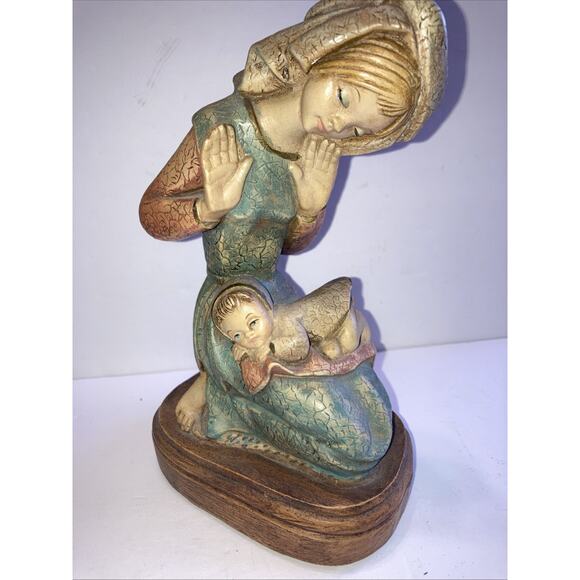 Beautiful Vintage Resin Figurine MOM with Baby 7.7" tall x 4.8" x 3.1" - Picture 1 of 5